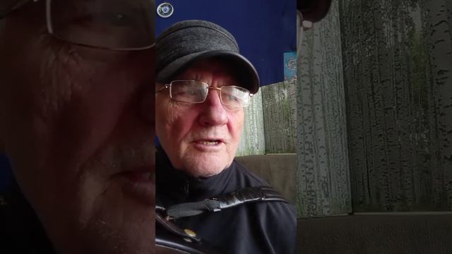 За белым окном