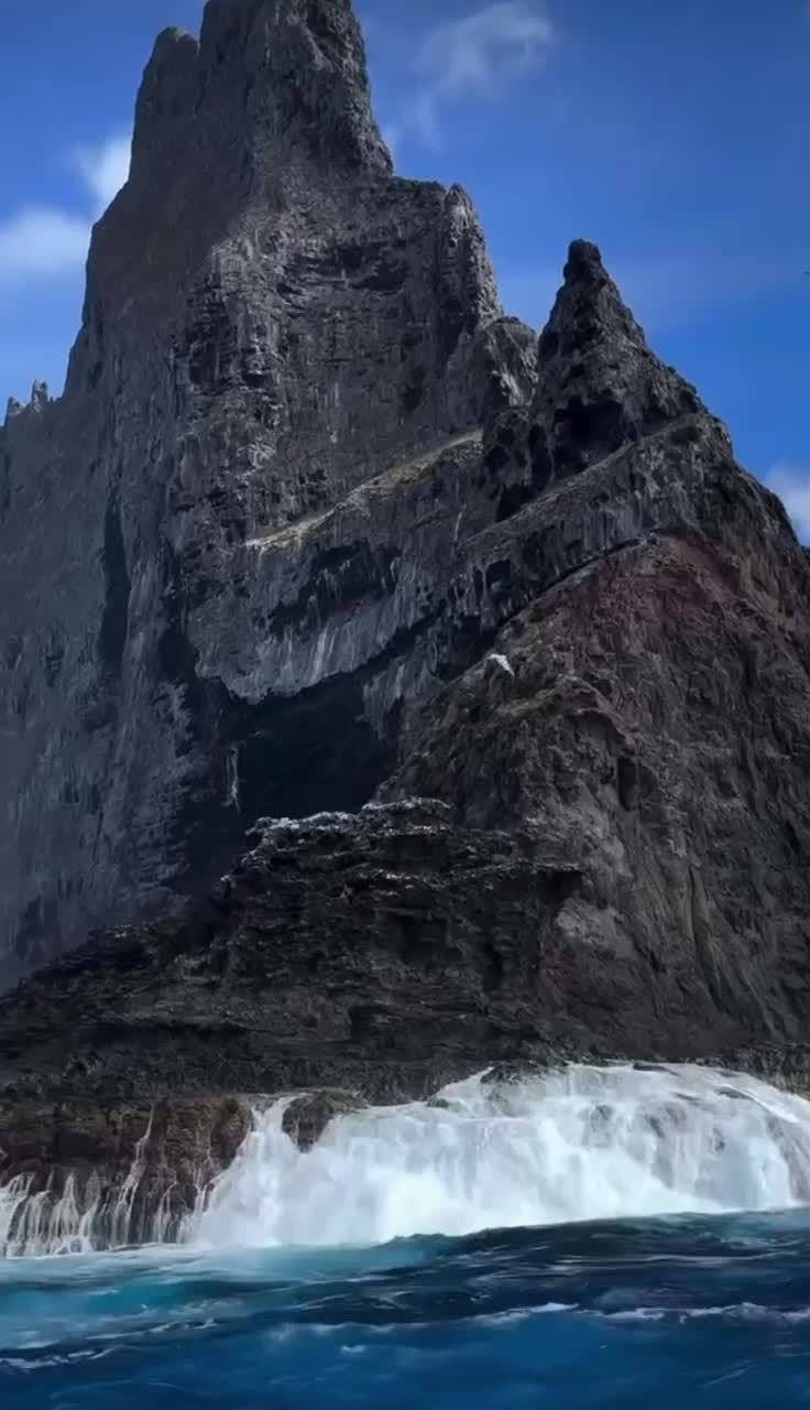 Остров Болс-Пирамид, расположенный в Тасмановом море, является самым высоким вулканическим утесом... смотреть онлайн