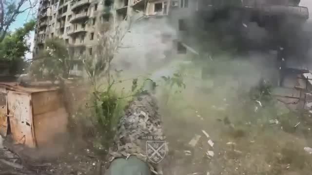 Уничтожение немецкого танка Leoprad 2A4 ударами FPV-дронов во временно оккупированном Красноармейске смотреть онлайн