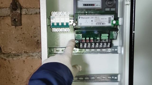 Замена щитка своими руками. Замена автоматов в щи ее под напряжением. смотреть онлайн