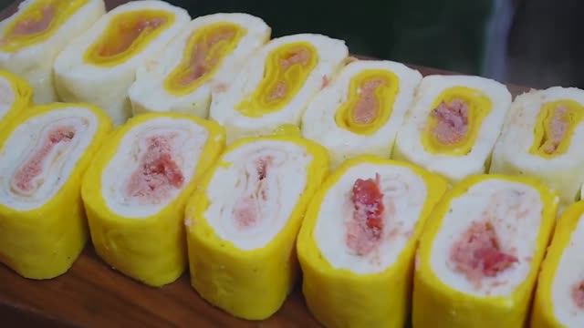 Яичный рулет с яйцом Мёнгран, рынок Тонгин в Сеуле смотреть онлайн