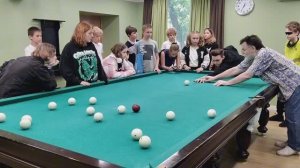 Школьники в восторге от бильярда! Семейные пары осваивают кий — смотрите, как это бывает 🎱❤️
