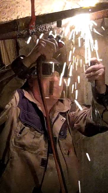 Газосварка ЖКХ. Работаем в подвале смотреть онлайн