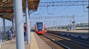 Новый Электро-поезд Финист в Санкт-Петербурге на станции Ленинский проспект и Старый Петергоф