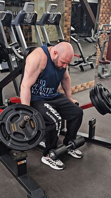 Жим в тренажере для груди, тренировка с батей смотреть онлайн