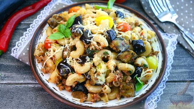 С сезонными овощами. МАКАРОНЫ С ФАРШЕМ, БАКЛАЖАНАМИ И ПОМИДОРАМИ
