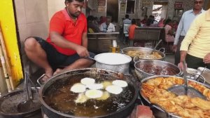 Лучшие жареные молочные блины Пушкар Раджастхан Индия. Индийская уличная еда.