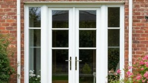 Пластиковая дверь балкона открывается от ветра.