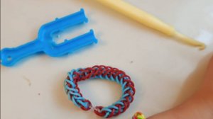 Как сплести из резиночек браслет на рогатке французская коса?
