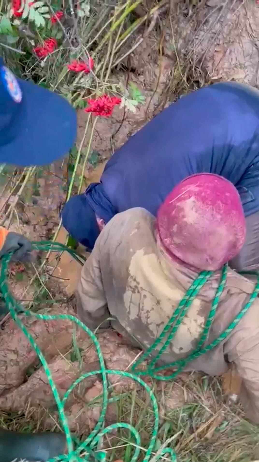 Спасатели под Талдомом вытащили из глиняной трясины пенсионера смотреть онлайн