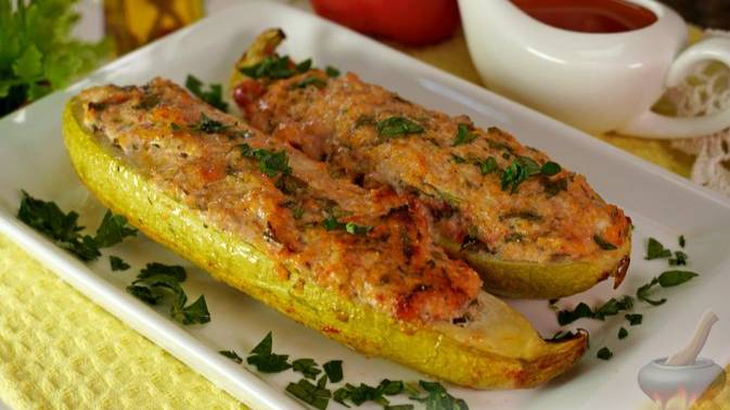 Мясо, овощи и крупа - все в одной лодке. ЗАПЕЧЕННЫЕ КАБАЧКИ, ФАРШИРОВАННЫЕ СВИНИНОЙ