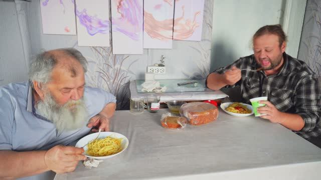 Вкусно кушаем на кухне Хожу ворчу никто не хочет помогать мариновать огурцы Добрая Семья из Сибири смотреть онлайн