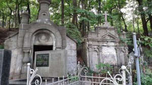 СТАРИННЫЕ СКЛЕПЫ НА КЛАДБИЩЕ. ЗАШЁЛ В ОТКРЫТЫЙ СКЛЕП. БАЙКОВОЕ КЛАДБИЩЕ В КИЕВЕ