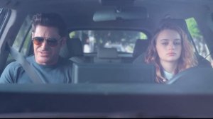 Отрывок из фильма семейное дело мужчина Зак Эфрон поет песню Cher believe в машине