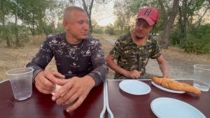 Сырые яйца беляш и пирожки кто быстрее съест получит приз