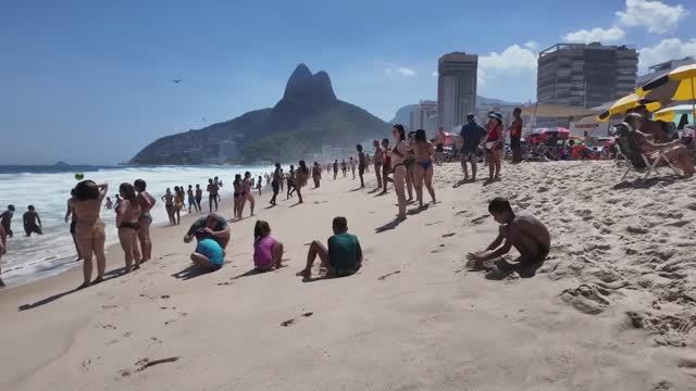 Песчаные просторы Бразилии: прогулка по побережью смотреть онлайн