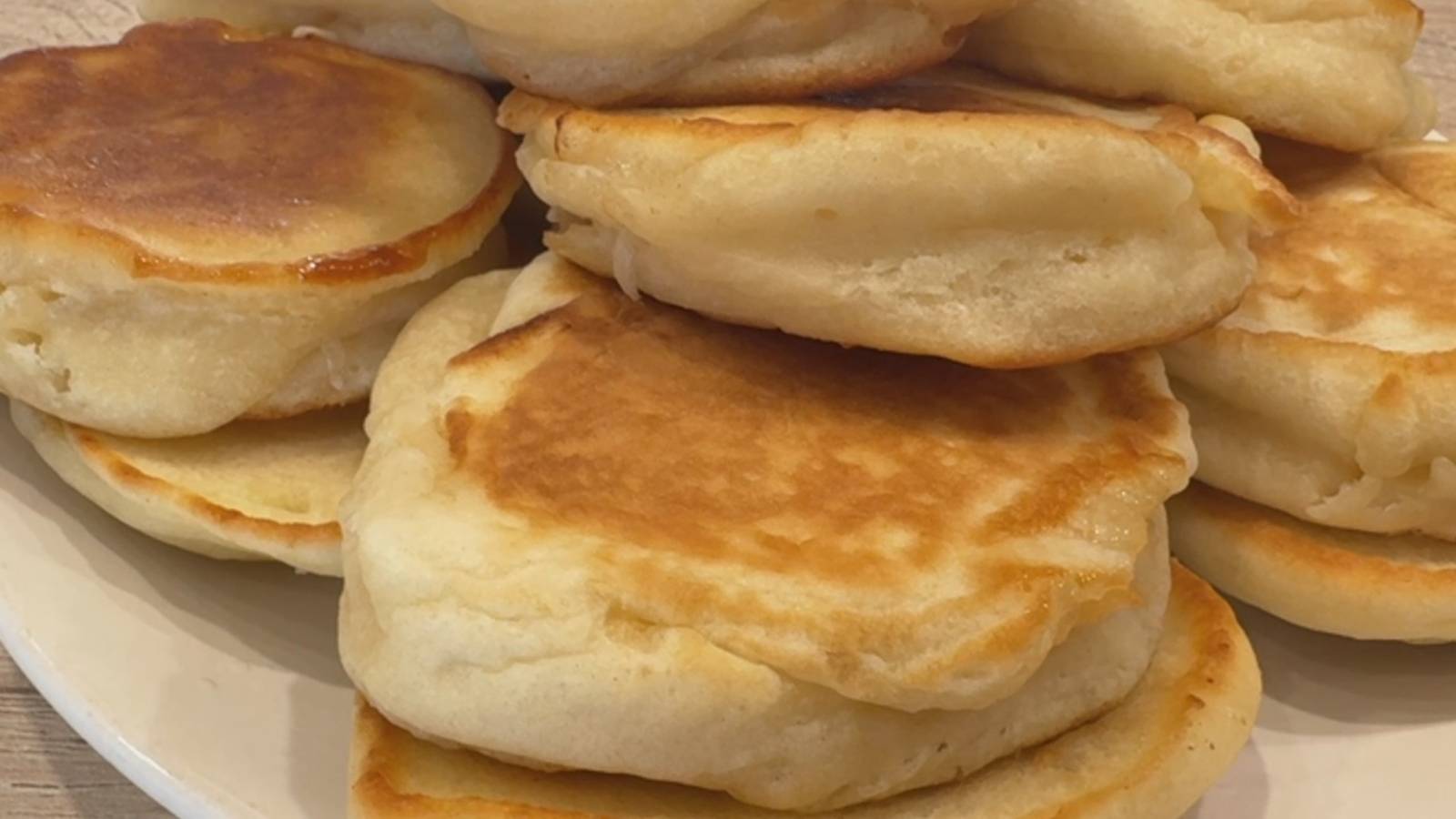 Натер яблоки, смешал и пожарил: вкуснятина на завтрак для всей семьи! Оладьи с Яблоками смотреть онлайн