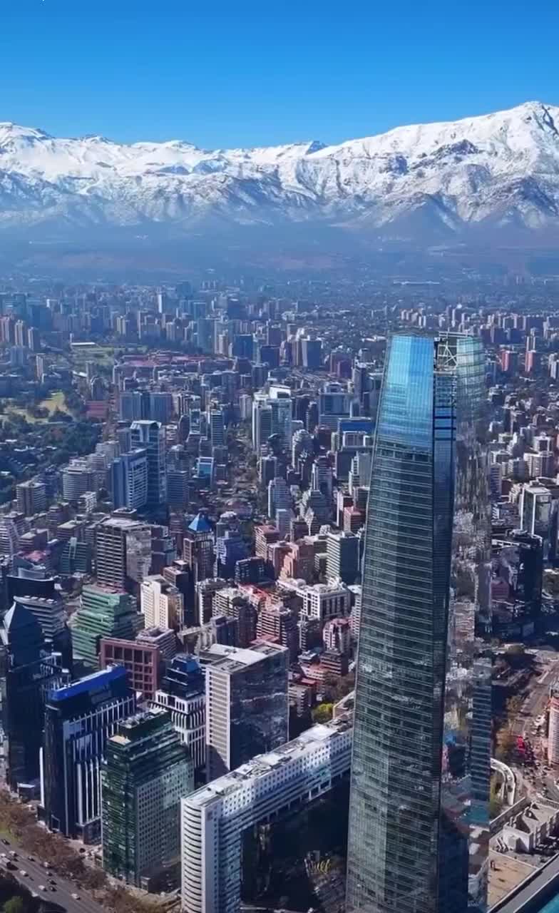 Сантьяго, столица Чили, расположенная в котловине, окруженной горами, была основана испанским кон... смотреть онлайн