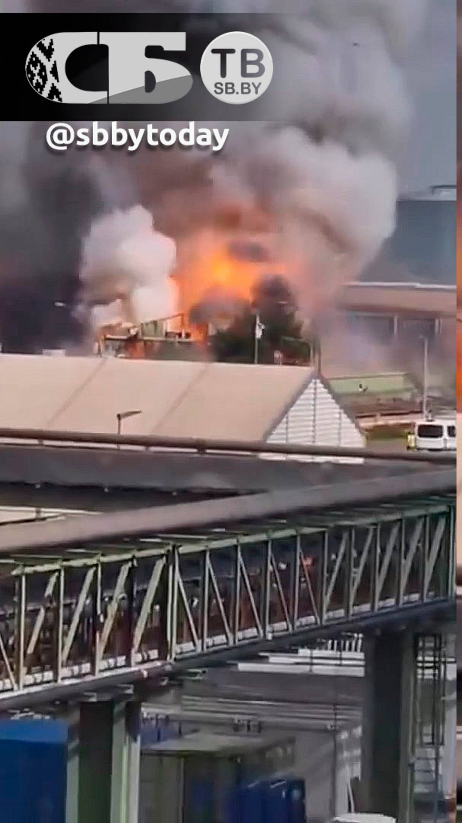 ОРУЖИЕ для Украины ГОРИТ взрываясь пятый день в Германии? Власти говорят, это детонируют пылесосы! смотреть онлайн