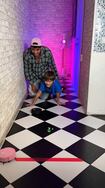 Саймон и папа устроили гонки ПЫЛЕСОСОВ смотреть онлайн