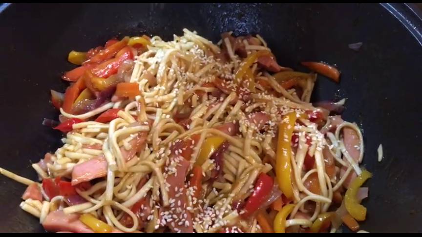 Домашний вок из сосисок с лапшой и соусом терияки смотреть онлайн