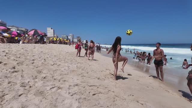 Прекрасные пляжи Бразилии, где так много солнца, воды и прекрасных девушек смотреть онлайн