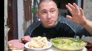 мукбанг/обжорыч/еданакамеру/суп с домашней лапшой, салат огонёк, бутерброды с колбасой/