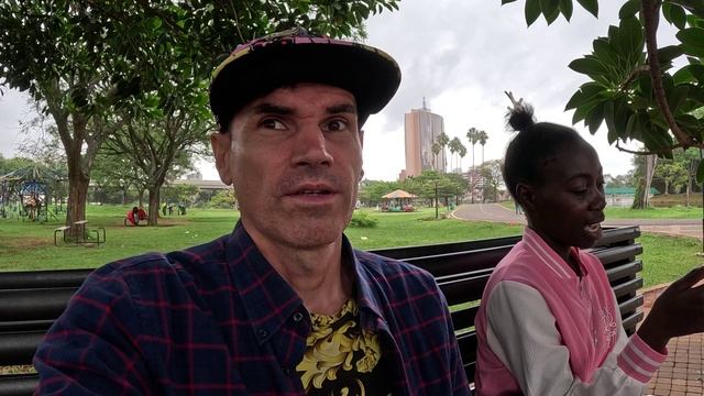 В ЦЕНТРЕ ГОРОДА НАЙРОБИ ЗАШЛИ В ПАРК / ПОСЕТИЛИ ПОСОЛЬСТВО смотреть онлайн