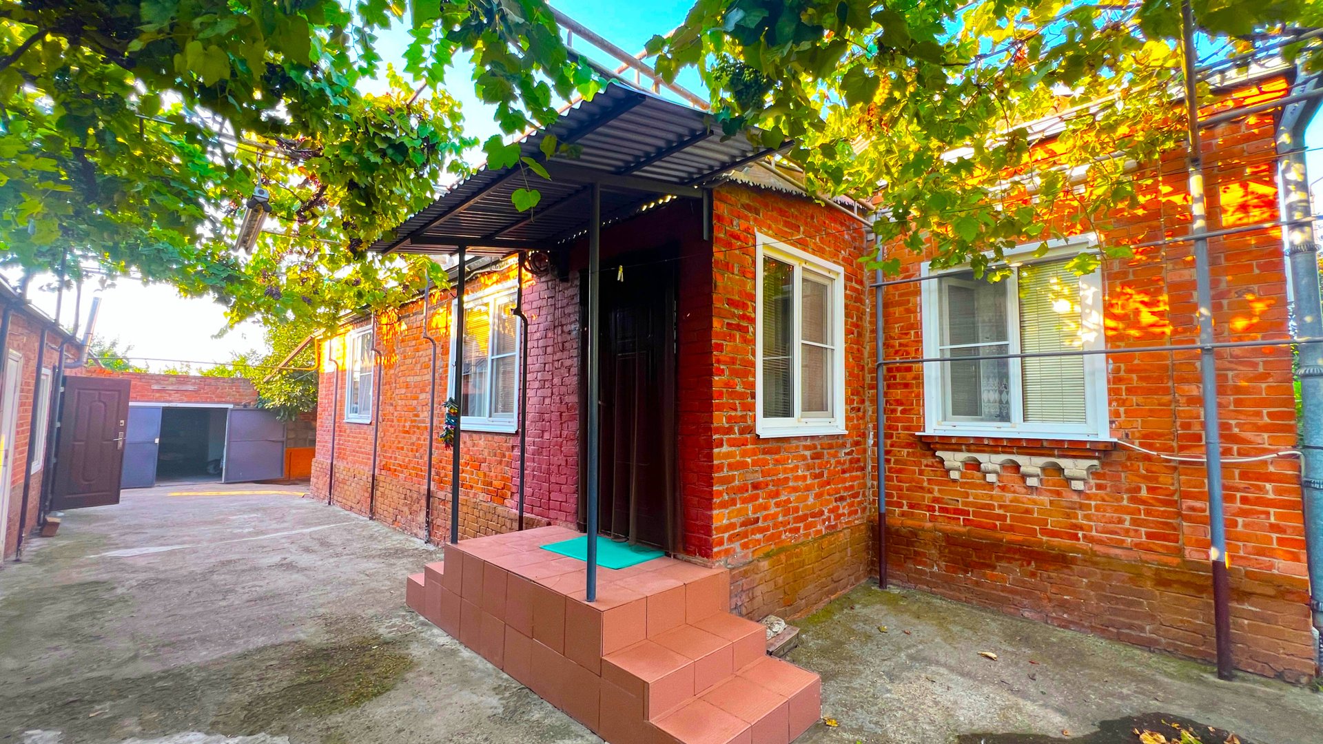 Домик у реки с великолепным фруктовым садом смотреть онлайн