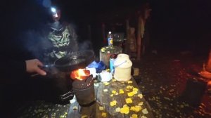 Осенняя рыбалка на таёжной речке! Живём в избе! Готовим любимые хрустики!))