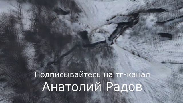 Архивное, но с юморком. ВСУшники бегут из блиндажа, в который прилетел дрон. смотреть онлайн