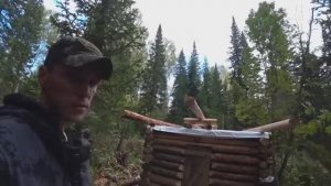 СТРОИТЕЛЬСТВО ТАЁЖНОЙ ИЗБУШКИ В ОДИНОЧКУ. ЗАКОНЧИЛ ПОТОЛОК УКЛАДЫВАЮ ЛАГИ, КОНЁК, ДВЕРЬ.