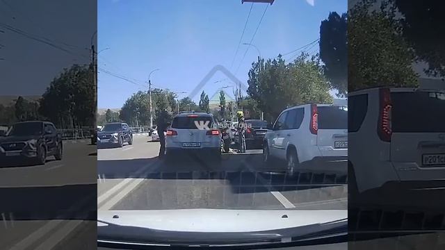 Неадекватный автомобилист в Крыму смотреть онлайн