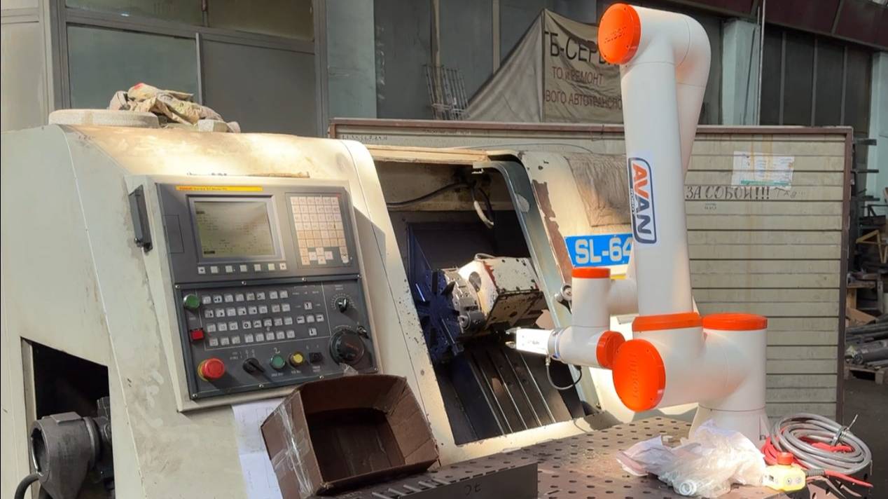 Как заменить оператора станка? Робот для токарного/фрезерного станка с ЧПУ смотреть онлайн