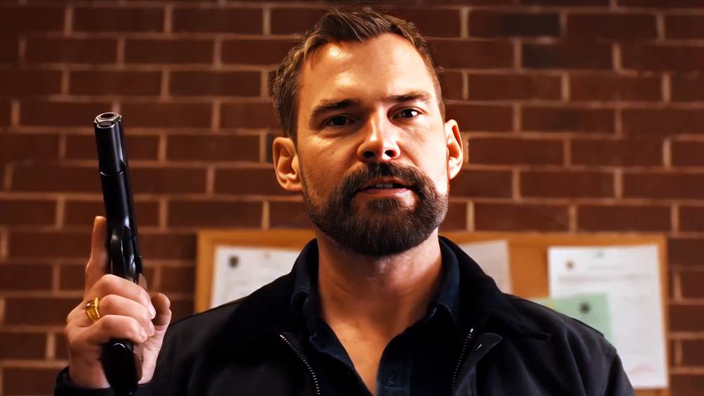 Плохой человек — Официальный трейлер (2025) смотреть онлайн