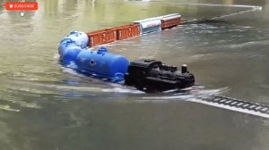 Играем в игрушечный поезд