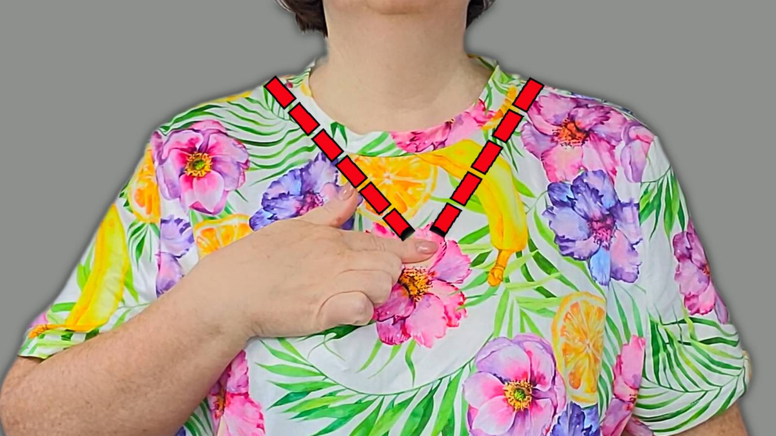 ШВЕЙНЫЙ ФОКУС: Как легко превратить тугую горловину в V-образную смотреть онлайн