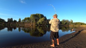 ПРОБОВАЛ НА ВСЁ, НО ОН КЛЮНУЛ НА ПЕНОПЛАСТ! РЫБАЛКА НА КОРМУШКИ \ ХОЛОДНАЯ НОЧЬ, В ПАЛАТКЕ С КАЙФОМ!