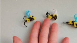 Как сплести пчёлку из резинок на крючке?