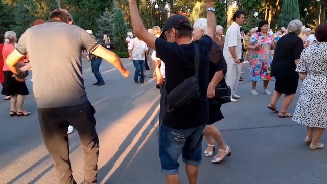 ДЕВОЧКА В ПЛАТЬЕ ИЗ СИТЦА! ТАНЦЫ В ПАРКЕ ГОРЬКОГО ХАРЬКОВ СЧАСТЛИВЫЕ ДНИ - 1080 смотреть онлайн