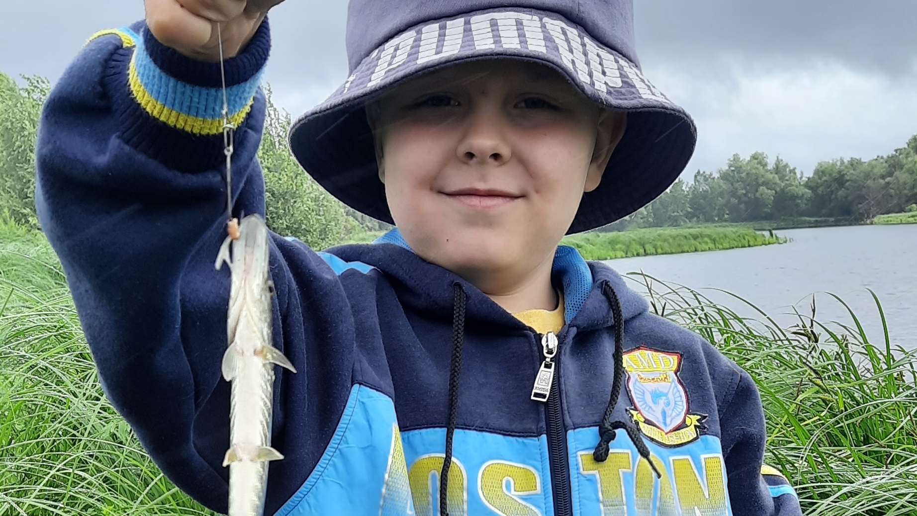 Рыбалка на Иртыше 2025.Первая щука в жизни.Тихон и Макс рыбалка Детство поймали щуку