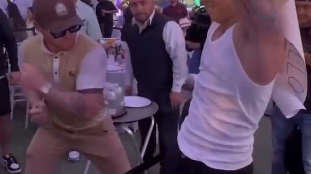 Фанат испытал на себе мощь Канело смотреть онлайн