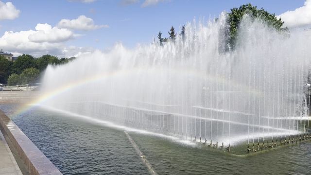 Фонтан на Московской площади Санкт-Петербурга, в котором живет радуга смотреть онлайн