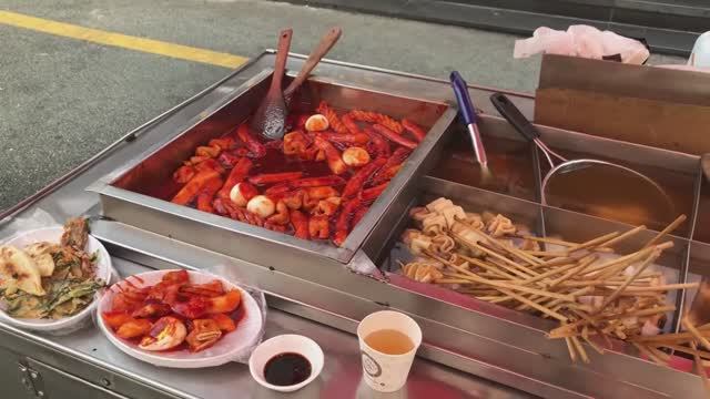 Тягучие и густые пусанские токпокки l острые рисовые лепёшки! смотреть онлайн