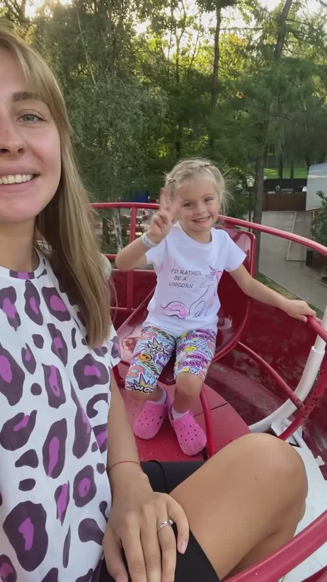 Ангелина гуляет в парке и катается на аттракционах в Коломне🎡🎠🎢