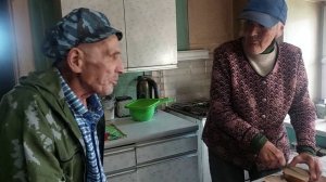 Дед Матвей благодарит тетю Валю.