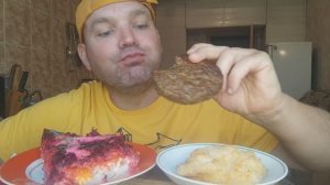 МУКБАНГ сельдь по шубой/обжор печёночная котлета и куриное филе в сырной панировке