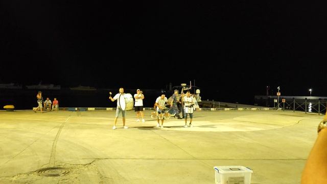 Уличные музыканты на набережной Ялты смотреть онлайн