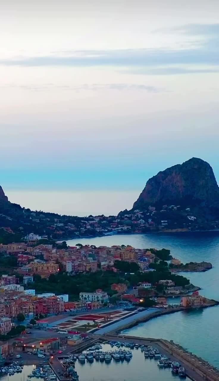 Расположенный на побережье Тирренского моря город Санта-Флавия в Италии является тихим курортным ... смотреть онлайн