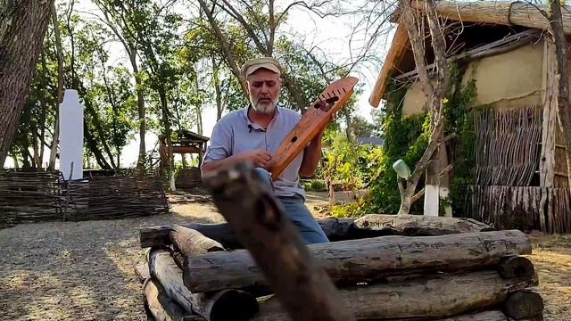 Ой, Голымба ты, голымбушка моя, / 1 раз/
(далее каждая строчка повторяется по 2 раза)
У Голымбы ни к смотреть онлайн